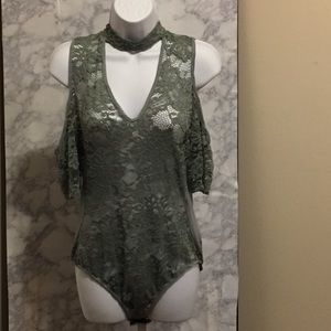 💋💋3 for $25💋💋 Lace cold shoulder bodysuit.